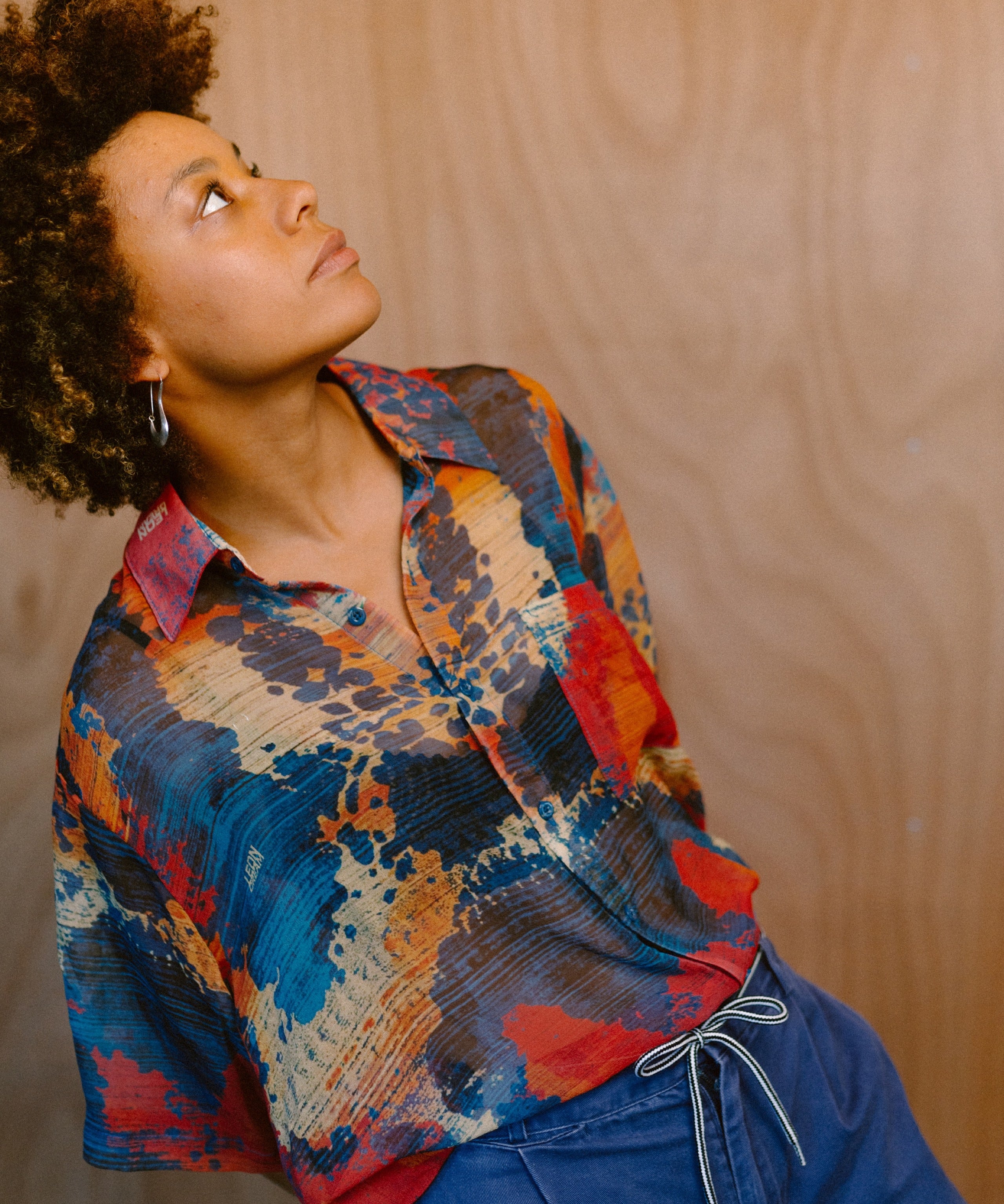 Woman wearing the Desert Vision shirt by Leon Dream